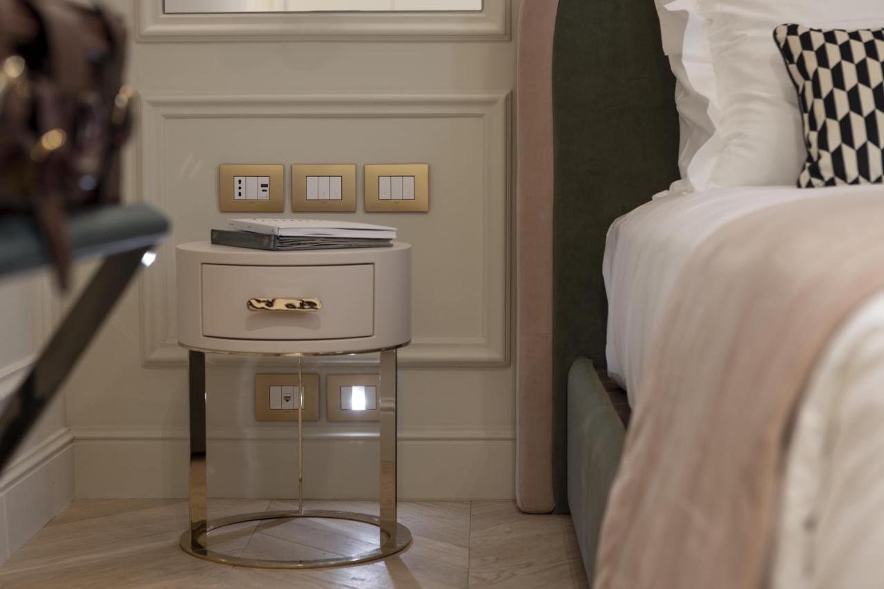 Hotel La Gemma ฟลอเรนซ์ ภายนอก รูปภาพ A bedside table