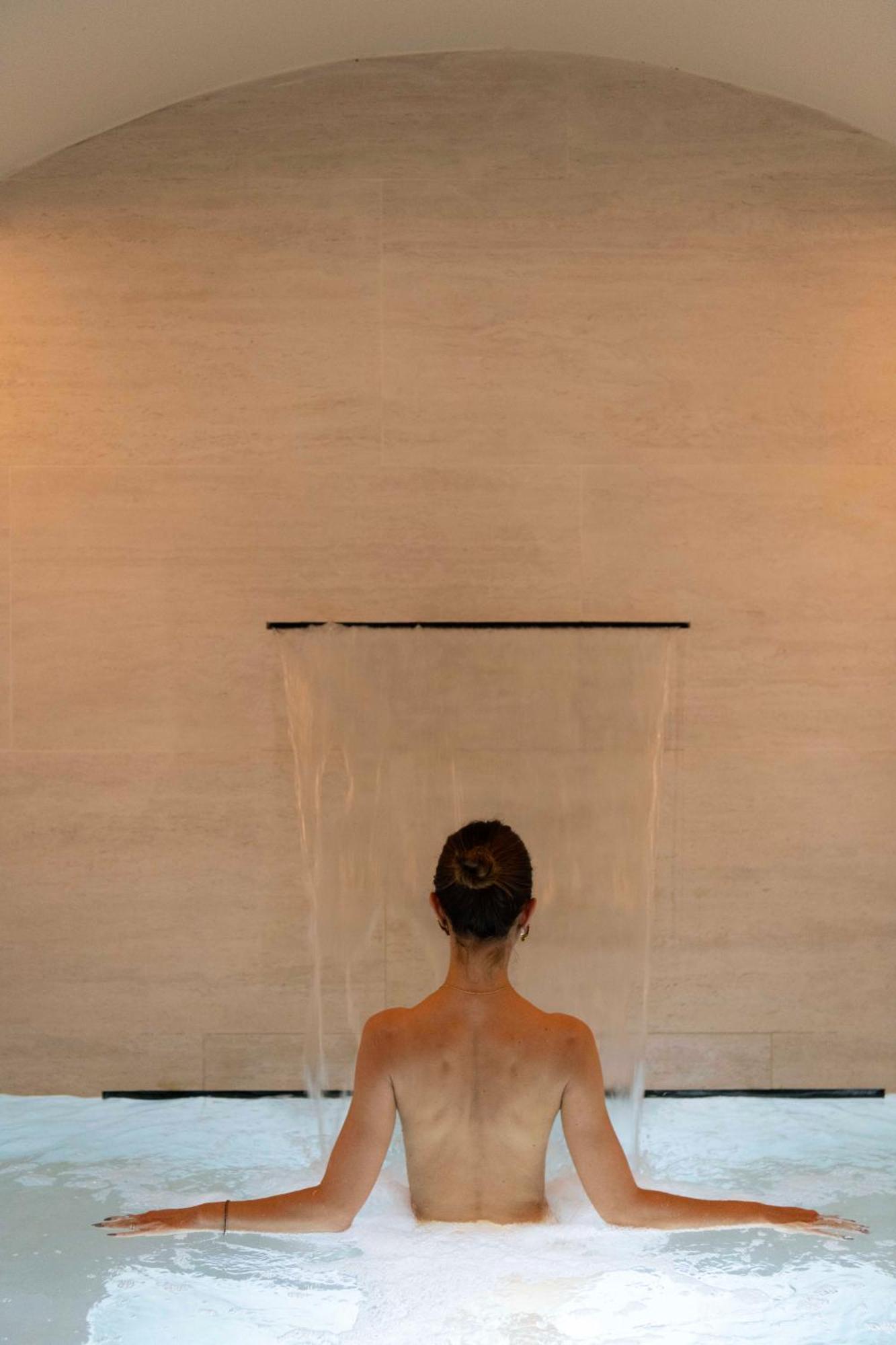 Hotel La Gemma ฟลอเรนซ์ ภายนอก รูปภาพ A woman in a shower